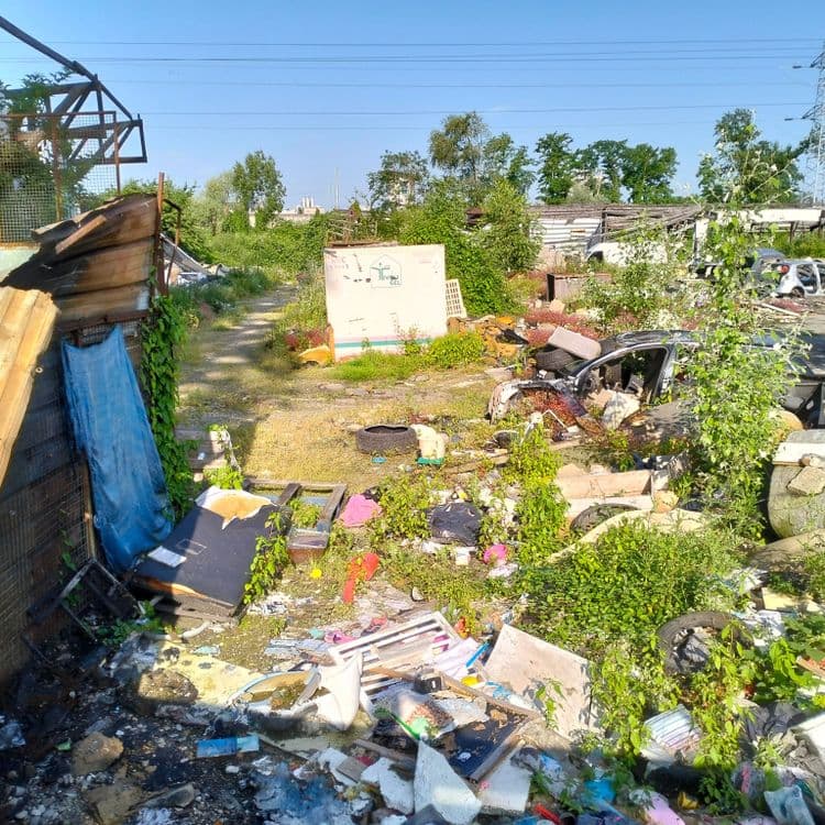 Ancienne casse auto devenue une décharge à ciel ouvert, carcasses de voiture, pneus usagés par centaines, déchets divers, vision d'apocalypse !