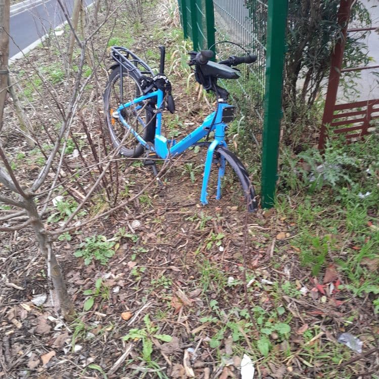 Vélo cassé manquant une roue  jette 