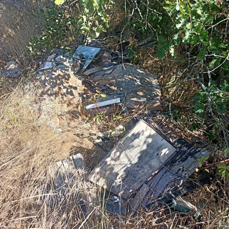 T'as de gravats en tous genres plus un matelas et divers déchets sauvages.