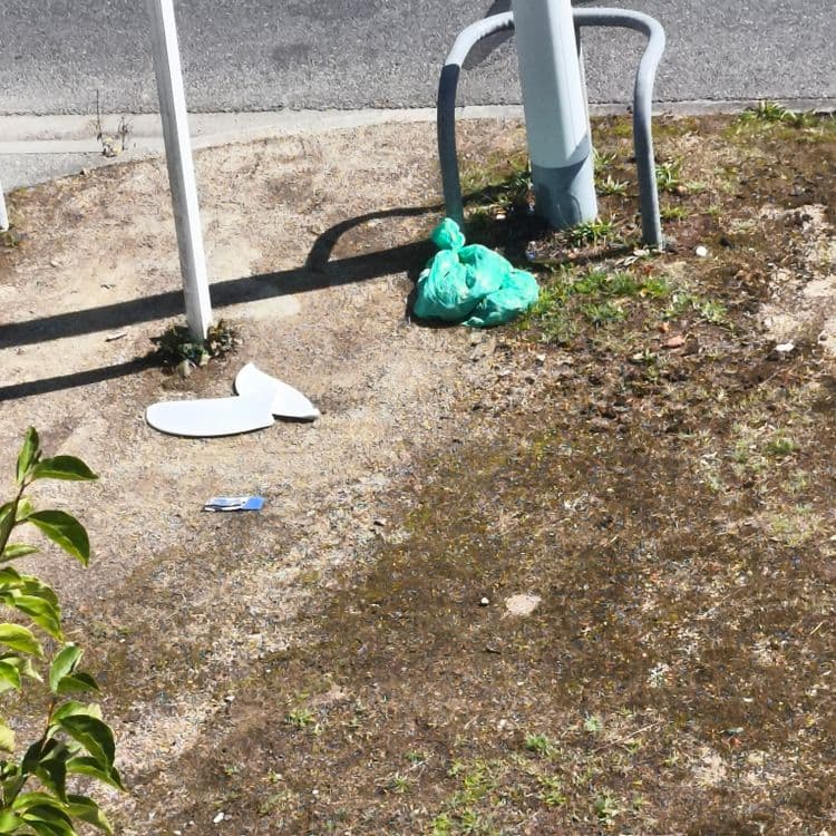 Voici une estimation des déchets présents sur le site :

Un sac plastique vert : environ 0.1 kg, quantité : 1
Déchets de polystyrène : environ 0.05 kg, quantité : 2
Emballage plastique (type médicament) : environ 0.01 kg, quantité : 1
