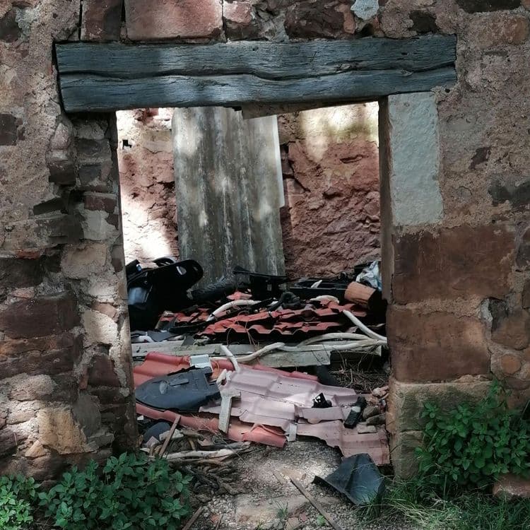 Déchets type gravats d une maison délabrée..... Attention c est un raccourci et peu être chemin privé  Route Gazan et chemin de la Pioule au Luc