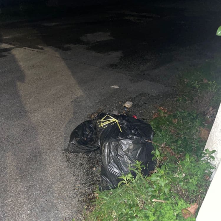 Dépôt sauvage déchet à l angle de la rue de nonnette et rue de Verdun, derrière garage beluteau 
