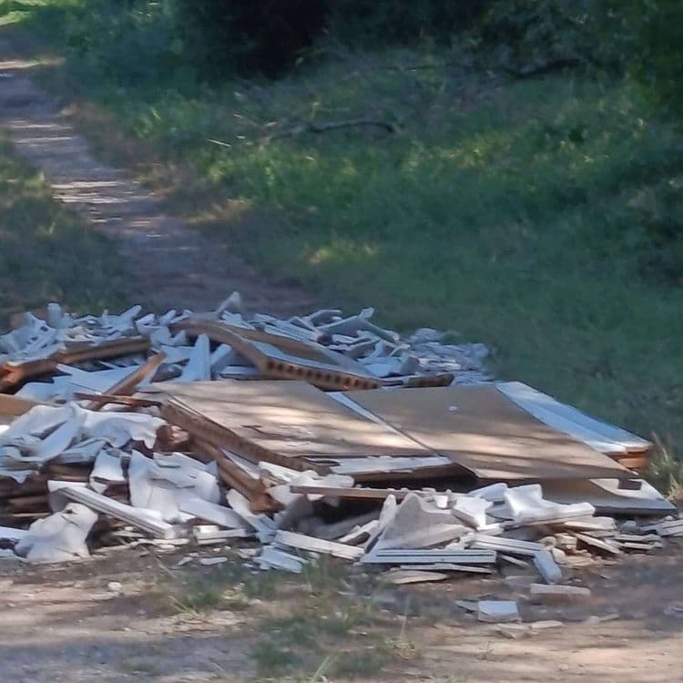Les déchets abandonnés sont composés de plusieurs types de matériaux de construction et d'ameublement.

Panneaux de bois ou d'aggloméré : Il y a environ 4 à 5 grands fragments de panneaux. Le poids estimé pour cette catégorie est de 100 à 150 kilogrammes.

Débris de plâtre ou de plaques de plâtre : Un volume important de fragments blancs est présent, représentant environ 0,5 à 0,75 mètre cube. Le poids estimé est de 200 à 300 kilogrammes.

Débris de briques creuses ou de tuiles en terre cuite : On dénombre environ 5 à 8 fragments de taille moyenne. Le poids estimé est de 15 à 25 kilogrammes.

Petites pièces de bois (planches, tasseaux) : Environ 5 à 10 pièces de bois de plus petite taille sont mélangées au tas. Le poids estimé est de 10 à 20 kilogrammes.