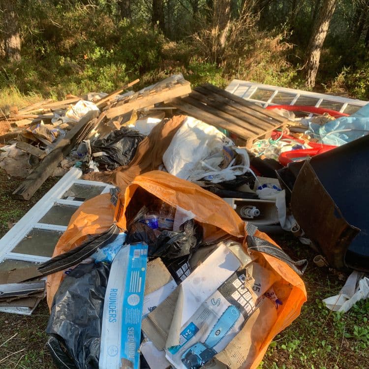 Portes vitrées, pneus,bouteilles , bouteilles 

plastiques,tissus, cartons et plein  d’autres choses