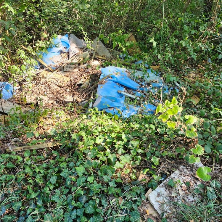 Voici l'analyse des déchets présents sur l'image :

*   **Déchets plastiques (bleus)** : Il semble s'agir de fragments de conteneurs ou de bacs en plastique rigide. La quantité estimée est d'environ 15 kg.

*   **Bois et dérivés** : On observe des planches de bois, potentiellement issues de palettes ou de constructions. Le poids total est estimé à 8 kg.

*   **Carton** : Présence de morceaux de carton, possiblement des emballages. Quantité : 2 kg.

*   **Débris divers** : On remarque également des fragments de matériaux composites (type plâtre cartonné) et d'autres débris non identifiables avec précision, pour un poids total estimé à 3 kg.
