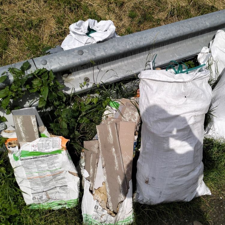 Déchets du bâtiment au bord de la route 