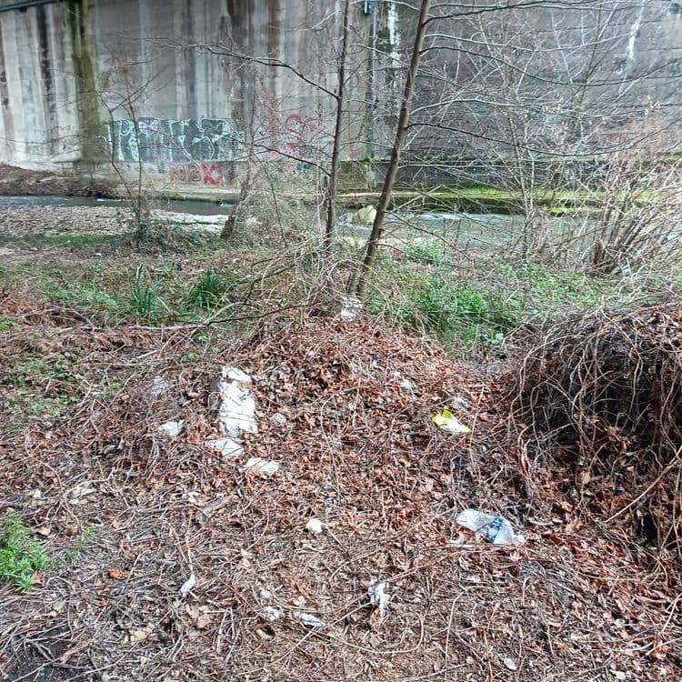 Dépose sauvage de remblais, reste de travaux, bouteilles plastiques, pneus etc et tout ça juste dans le flux de la Vareze.