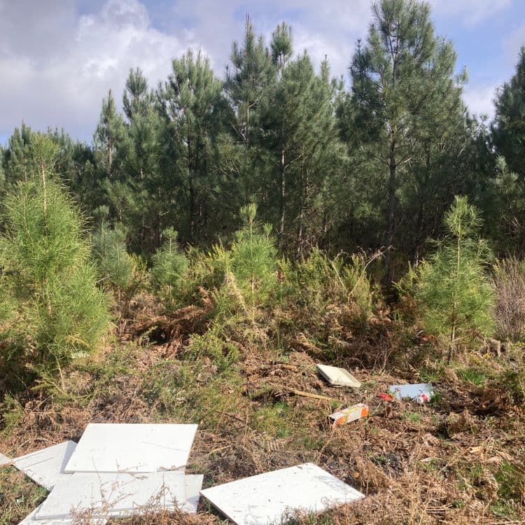 Liste des déchets observés :

-	Plaques de polystyrène : environ 5 kg, soit une dizaine de plaques de taille variable.
-	Déchets divers indéterminés : environ 2 kg,  constitués de petits morceaux de matériaux et objets éparpillés au sol.  Il est difficile de donner une quantité précise étant donné la dispersion des objets.
-	Emballage cartonné : environ 0,5 kg, semblant être un emballage de produit de construction ou de bricolage.


Il est important de noter que ces estimations de poids sont approximatives et peuvent varier en fonction de la densité des matériaux.  Une évaluation précise nécessiterait une inspection physique des déchets.
