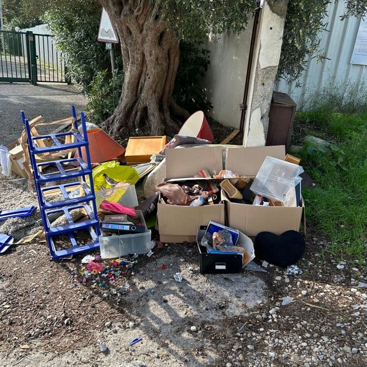 dépôt sauvages devant la résidence, le parc Elvina. 