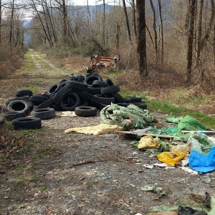 Voici une liste des déchets présents sur la photographie, avec une estimation du poids et de la quantité :

**Pneus usagés :** Environ 20 pneus, pour un poids total estimé à 400 kg (20 kg par pneu).

**Déchets de construction/rénovation :** Il y a une grande quantité de débris de matériaux d'isolation (laine de verre ou de roche, isolant en mousse), ainsi que des morceaux de bois et de métal. Le poids total de ces déchets est estimé entre 150 et 200 kg.

**Déchets divers :** On observe également des sacs en plastique, des morceaux de tissus et d'autres déchets non identifiables précisément, pour un poids total estimé à 50 kg.

**Cadre de véhicule rouillé :** Un cadre de véhicule rouillé est visible en arrière-plan, son poids est difficile à estimer à partir de l'image, mais il pourrait peser entre 100 et 200 kg.


Au total, le poids des déchets sur cette photographie est estimé entre 700 et 950 kg.  Il est important de noter que ces estimations sont approximatives et basées sur une évaluation visuelle de l'image. Une évaluation sur place serait nécessaire pour déterminer le poids exact de chaque type de déchet.
