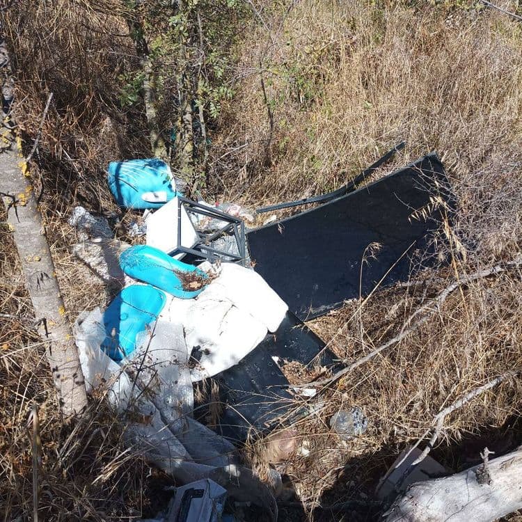 Les déchets identifiés sur le site sont les suivants :

Trois bidons en plastique, pour un poids estimé à 2,1 kg.
Une structure métallique, avec un poids estimé à 7 kg.
Un panneau de meuble ou une planche, pesant environ 15 kg.
Plusieurs bâches ou sacs en plastique, dont le poids total est estimé à 1 kg.
Un amas de déchets ménagers divers, incluant de petits emballages et bouteilles, pour un poids estimé à 1,5 kg.
Un carton, avec un poids estimé à 0,2 kg.
Un tv écran plat. 