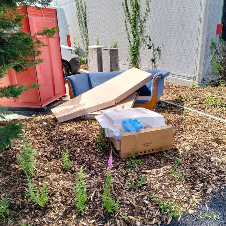 Emballage carton et polystyrène, canapé abandonnés au bord de la route et d'une construction neuve 
