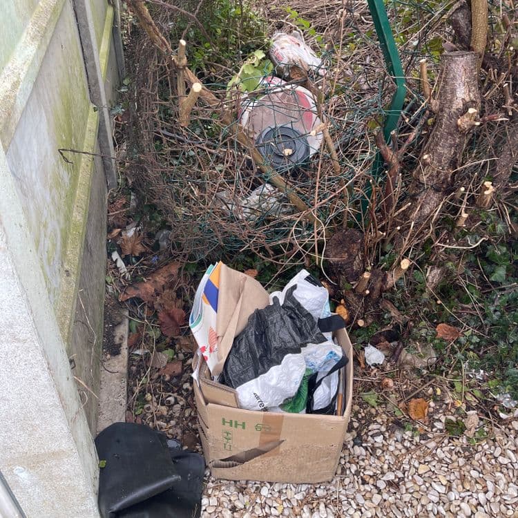 Plastique, bidon et carton.