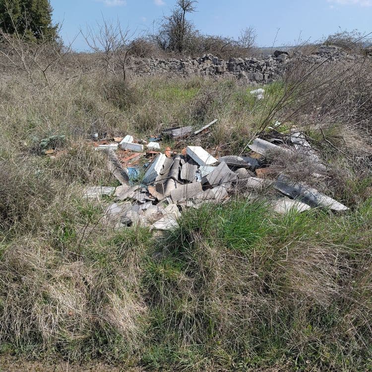 Plusieurs tas de gravats 