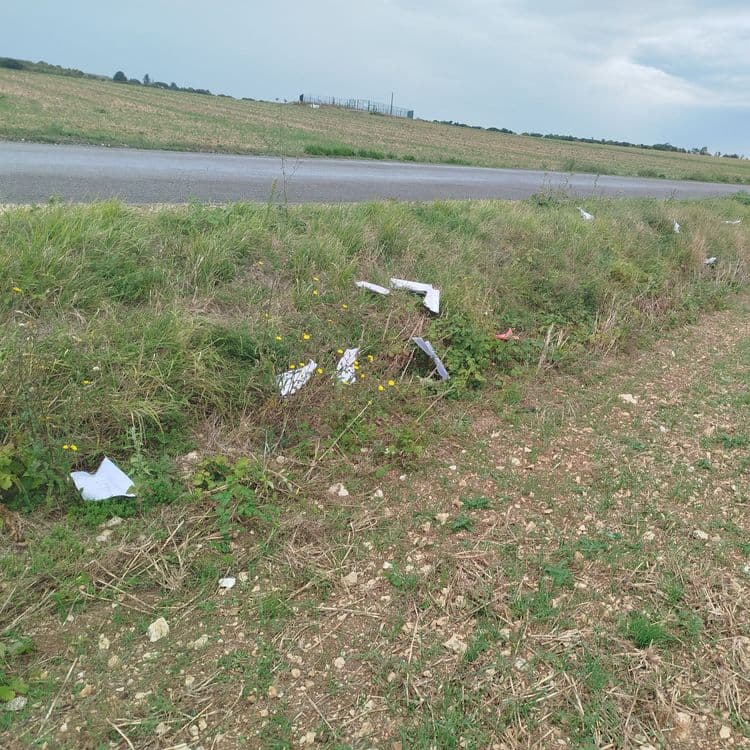 Divers plastique et matériaux non biodégradables en contrebas de la route sur une 30 m de long
