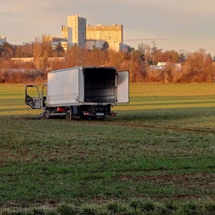 Voici une analyse des déchets potentiellement présents sur le site, avec une estimation de leur poids et quantité :

**Véhicule utilitaire incendié :**

*   Type : Carcasse de camionnette, ferraille, plastiques brûlés, verre brisé, pneus calcinés, fluides automobiles résiduels (huile, liquide de refroidissement, carburant).
*   Poids estimé : 1500 - 2500 kg (variable selon le modèle du véhicule et son état de démantèlement).
*   Quantité : 1 unité

**Divers (présence incertaine, visible sur la photo) :**

*   Type : Débris divers (fragments de matériaux liés à l'incendie et au pillage du véhicule).
*   Poids estimé : 5-10 kg
*   Quantité : Estimée à une faible quantité éparpillée autour du véhicule.

Il est important de noter que ces estimations sont basées sur l'observation visuelle et peuvent varier. Une inspection sur site permettrait d'évaluer plus précisément la nature et le volume exact des déchets, et de déterminer la présence d'autres éléments non visibles sur les images.
