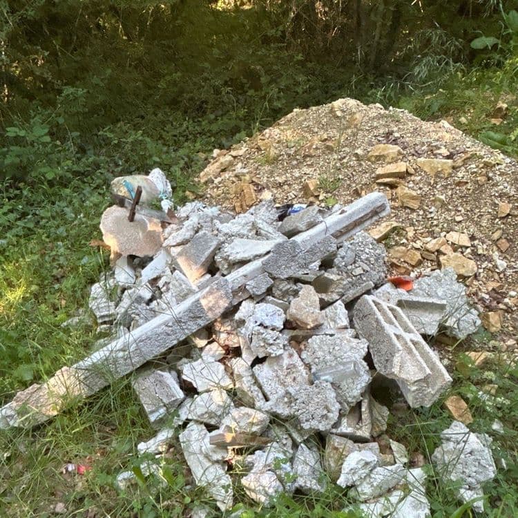 gravats et ordures en pleine forêt 😡