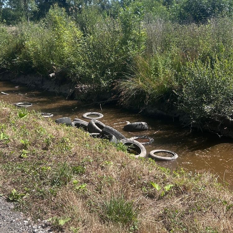 De nombreux pneus et bidons de combustibles dans les fossés