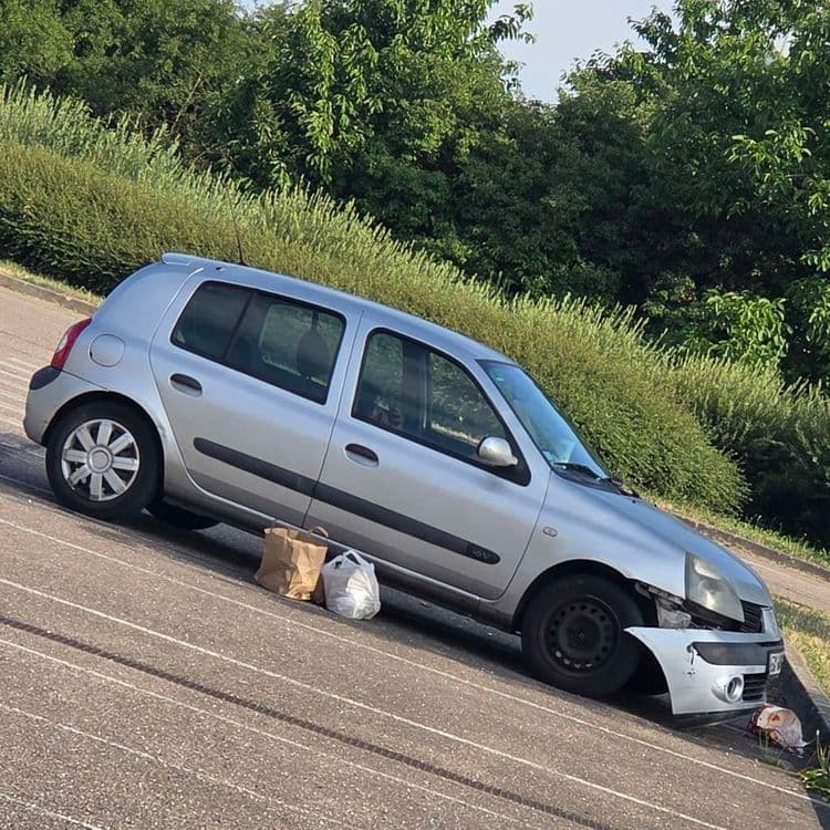 Elle ont fini de manger et laisse leur déchet par terre