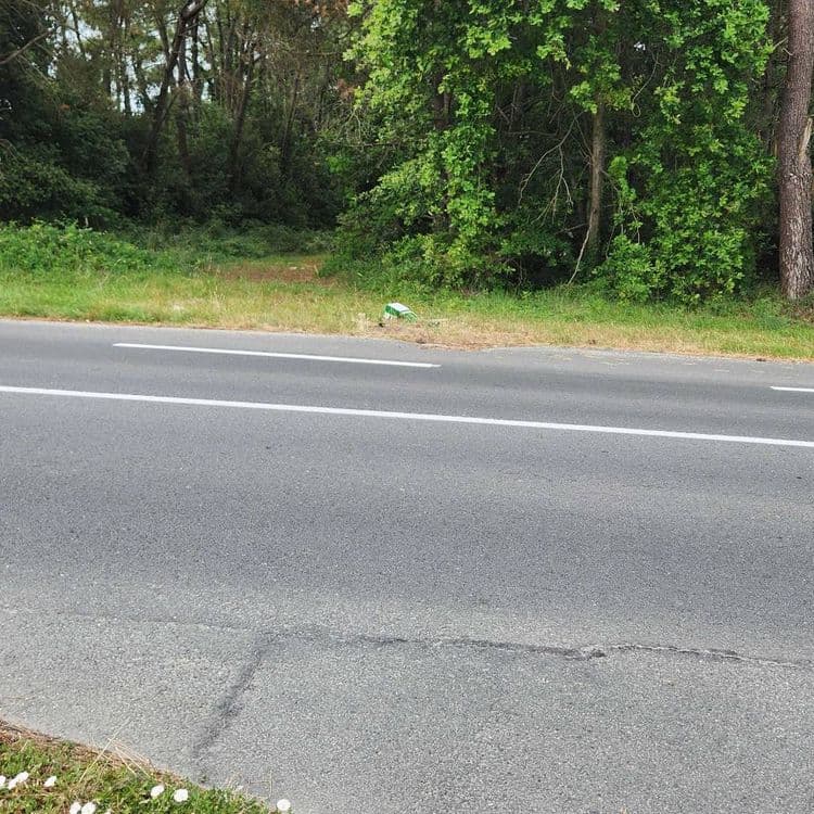 Plusieurs outeilles de verres jetées 