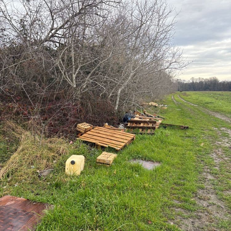 Sur toute la longueur du champ, le paysan a laissé tous ses déchets… Cagette, palette, lien bidon, bâche…