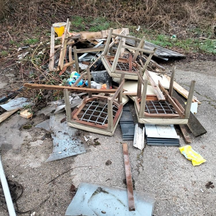 Déchets divers abandonnés sur un parking public au bord du Rhin 