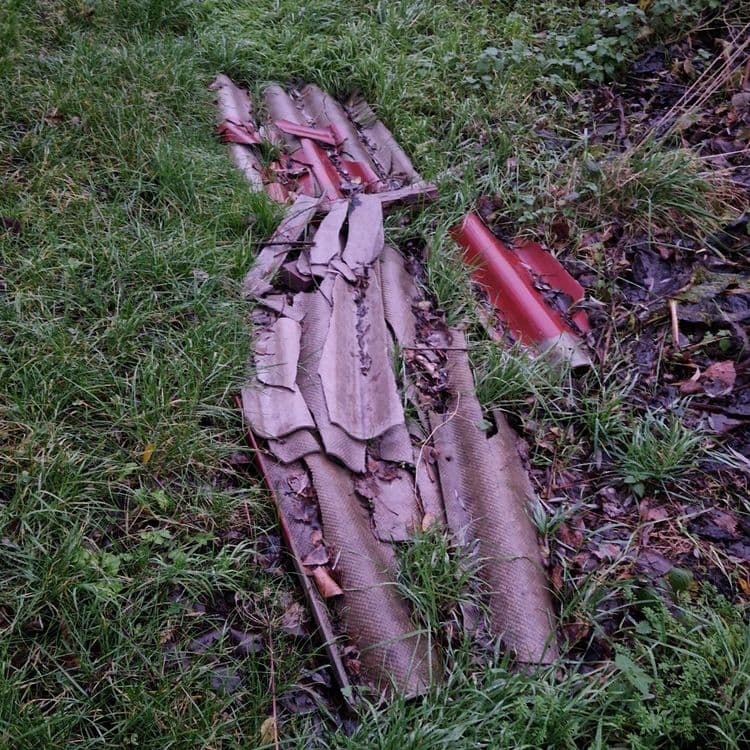 Tôle en amiante, tuyau plastique,pneu
10 à 15kg
Lieu: Flines-Lez-Râches, haut de france (59)
GPS: https://waze.com/ul/hu0fqb840g