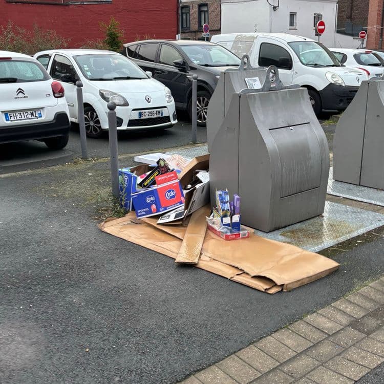 Comme toutes les semaines, dépôt d’encombrant autours des containers publiques.. souvent des personnes qui n’habitent pas dans cette rue .. 
