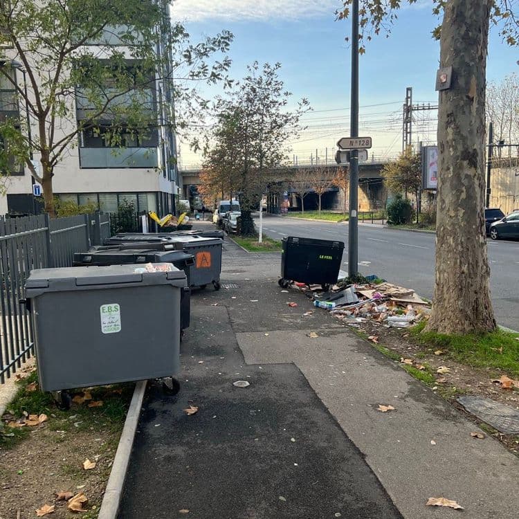 Des bacs poubelles en permanence en dehors des collectes qui engendrent des déchets au sol ? 
Malgré mes alertes à la mairie et au maire de Lyon 69008 , Métropole de Lyon , cadre de vie ?

Le 8eme  arrondissements - déchets de Lyon 