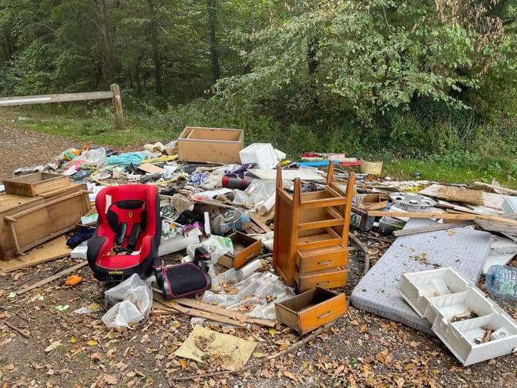 Voici une estimation des déchets présents sur le site, ainsi que leur poids estimé et quantité :

*   **Meubles en bois** : Divers éléments de meubles démontés ou abîmés (armoires, commodes, tiroirs...). Estimation du poids : 30-40 kg, Quantité : 5-7 éléments
*   **Matelas** : Un matelas simple. Estimation du poids : 15-20 kg, Quantité : 1
*   **Sièges auto pour enfant** : Deux sièges auto. Estimation du poids : 5-7 kg chacun, Quantité : 2
*   **Déchets plastiques divers** : Sacs plastiques, emballages, boîtes. Estimation du poids : 5-10 kg, Quantité : Nombreux
*   **Déchets textiles** : Vêtements, tissus divers. Estimation du poids : 3-5 kg, Quantité : Variable
*   **Déchets divers (non identifiables précisément)** : Divers petits objets, débris, papiers. Estimation du poids : 5-10 kg, Quantité : Nombreux
*   **Contenants plastiques (bouteilles, bidons...)**: 2kg, quantité: 2
*   **Déchets en polystyrène** : Estimation du poids 1 kg, quantité : 2
*   **Déchets de construction/démolition** : Bois de construction, plâtre. Estimation du poids : 10kg, quantité : 5
