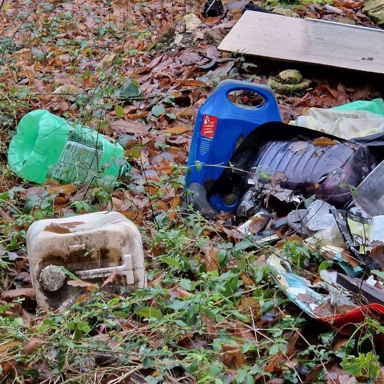 Dans les bois sur Ventouse D 340, dépôt sauvage sur le bord du sentier : bidons plastiques, matelas, sacs poubelles, bouteilles plastiques, plaques contre-plaqué, bac en forme de coquillage..