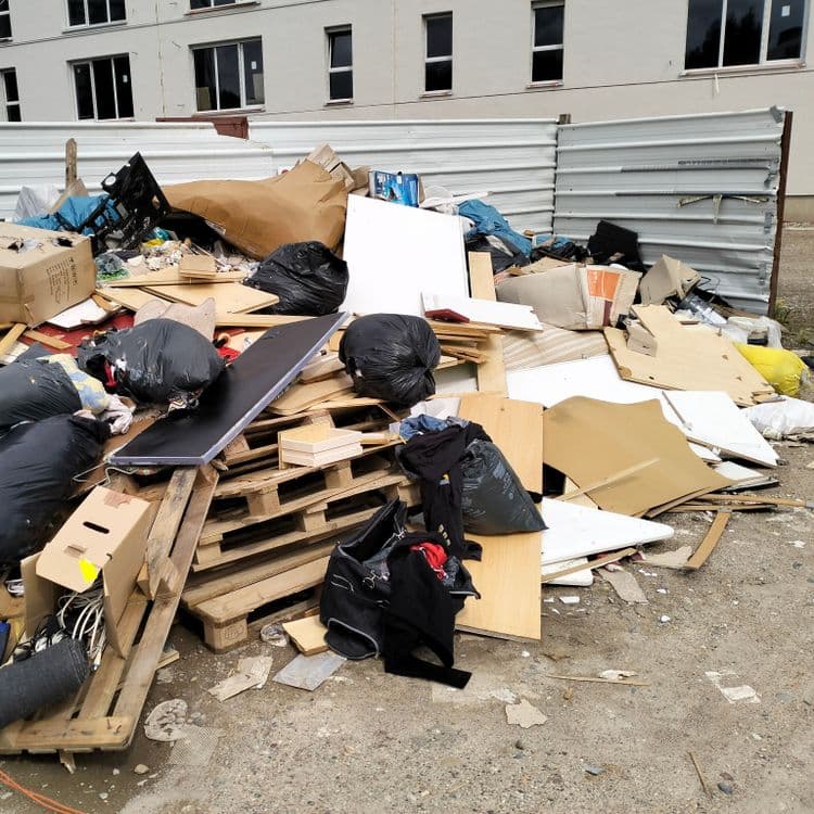 Déchets divers mêlés à des déchets de chantier, pneus usagés, sacs poubelles, etc