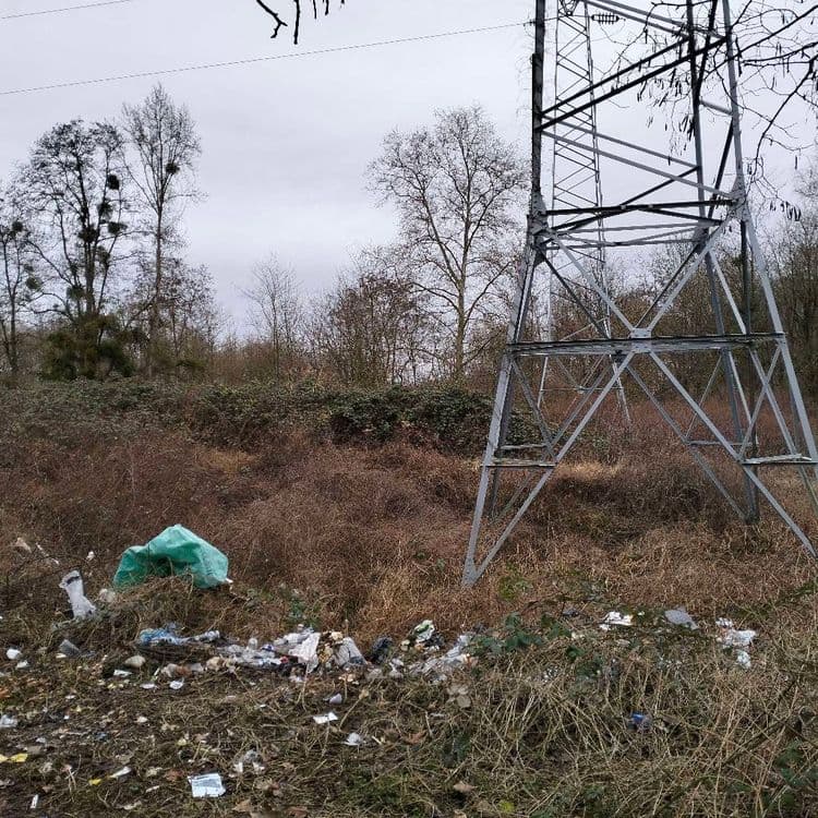 Déchets divers abandonnés à proximité d'une aire d'accueil pour gens du voyage 