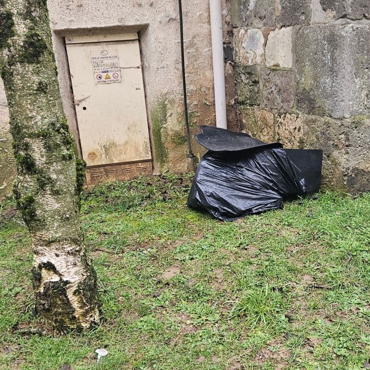 Sac de plastique derrière l église 
