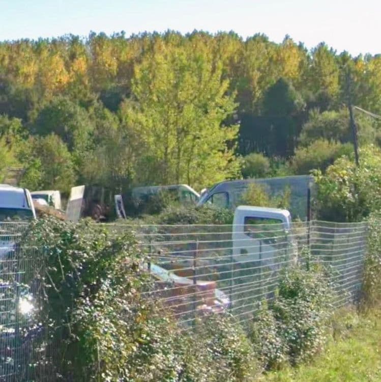 Voiture partout dans l herbe de l huile par terre . 
