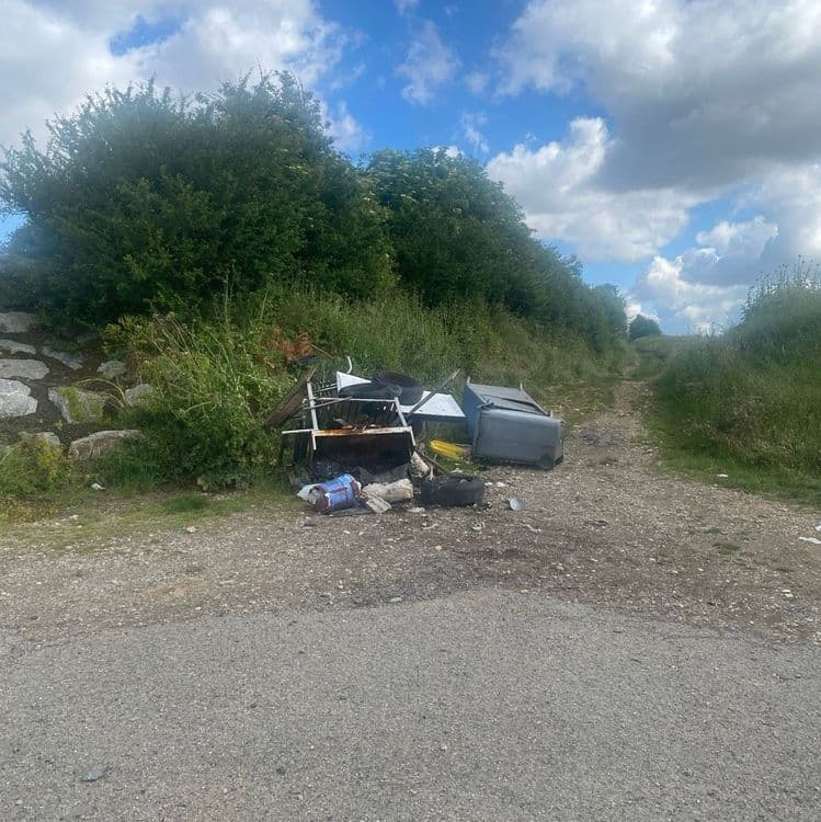 Dépôt sauvage à l’intersection des 4 chemins