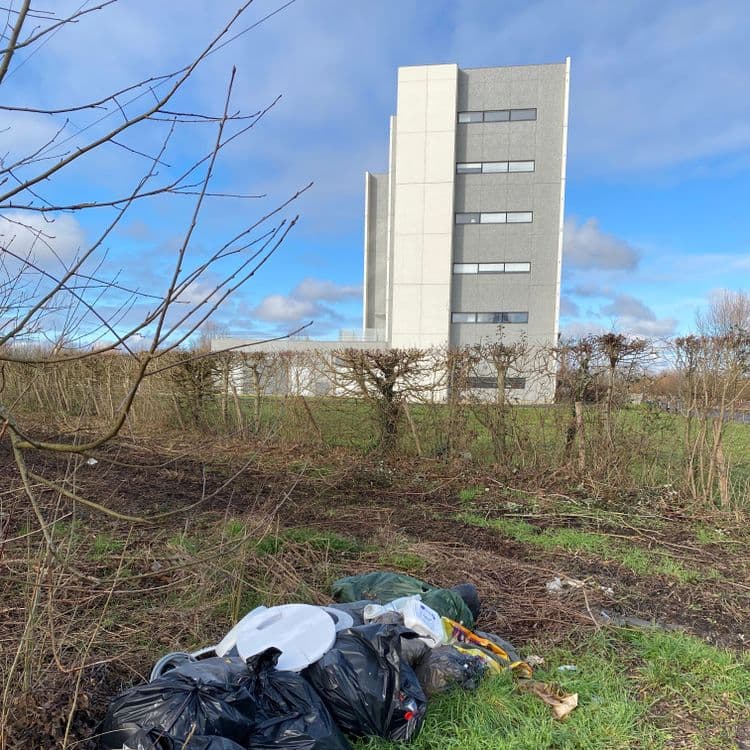 Environ 30kg en sacs poubelle, bidons plastique, déchets organiques. 

