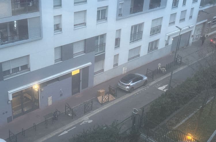 Cartons encombrants jetés en dehors des jours de collecte