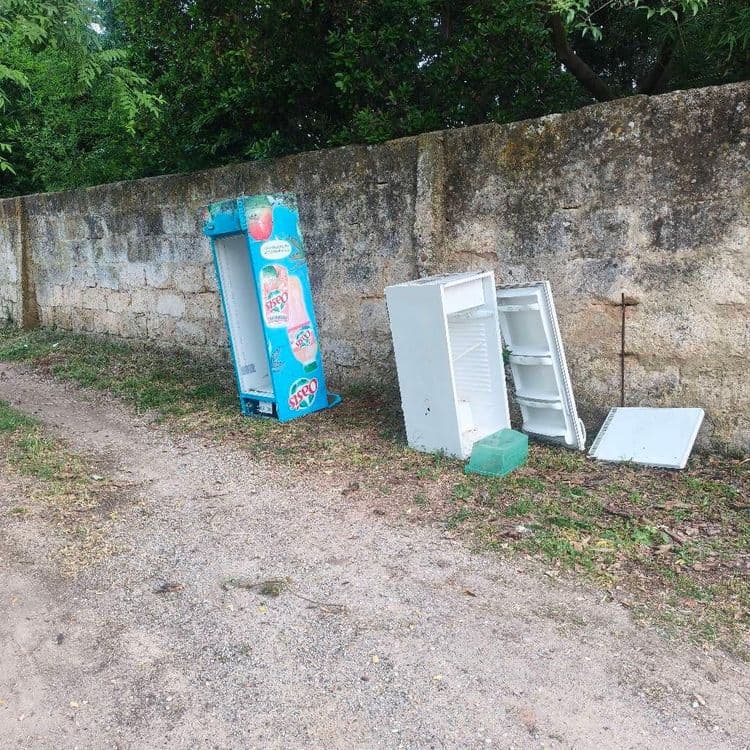 Dépôt sauvage depuis le weekend dernier 
-Un frigo de snack / restaurant de OASIS 
- Un frigo 