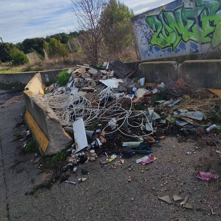 Suite à l'examen des éléments visuels, nous avons identifié les types de déchets suivants et estimé leur quantité et poids :

*   **Déchets de construction et démolition :** Fragments de tuiles en terre cuite (environ 20 kg), morceaux de béton et de plâtre (environ 30 kg), divers débris de matériaux de construction (environ 15 kg). Quantité : importante.

*   **Déchets électriques :** Bobines de câbles électriques (environ 15 kg), divers composants électriques (environ 5 kg). Quantité : modérée.

*   **Déchets ménagers :** Sacs poubelles contenant des déchets non identifiés (environ 10 kg), bouteilles en plastique (environ 2 kg), emballages divers (environ 3 kg). Quantité : faible.

*   **Déchets verts :** Branches, feuilles et autres matières organiques (environ 10 kg). Quantité : modérée.

*   **Divers :** Morceaux de plastique (environ 3 kg), objets divers non identifiables (environ 5 kg). Quantité : faible.

Le poids total estimé des déchets présents est d'environ 118 kilogrammes. Les déchets de construction et démolition représentent la plus grande part en termes de poids, suivis par les déchets électriques et les déchets ménagers.
