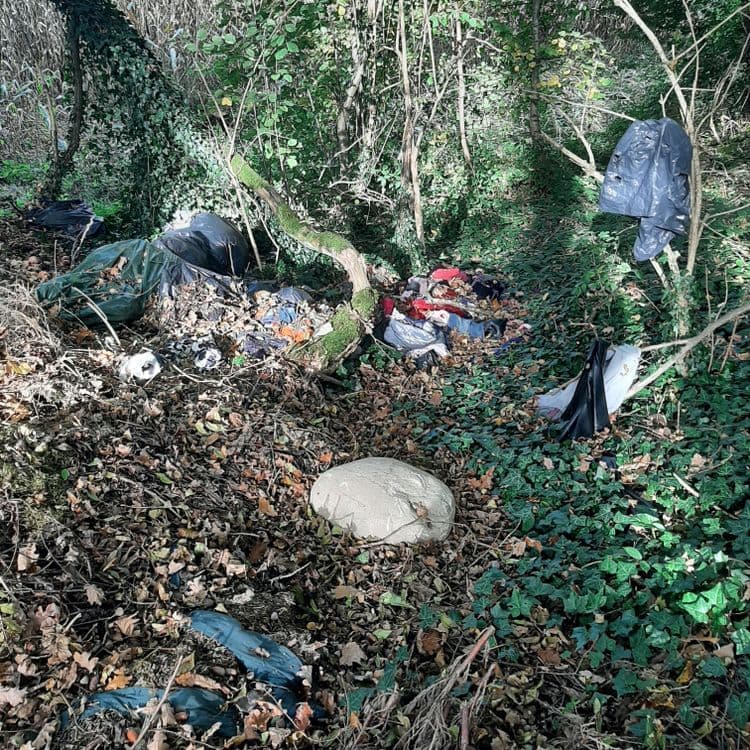 Vêtements, sacs poubelle