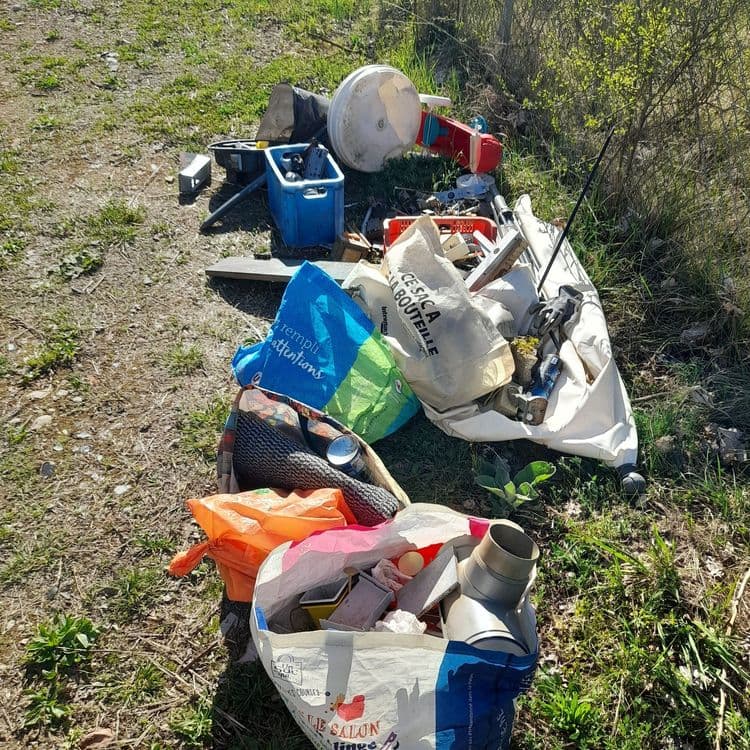 T'as gravats environ 300kg avec des sacs rempli de ferraille, un jouet enfant en plastique, des composants électroniques, des bous de carton, tapis, parasol,  plein de vis ect  c'est vraiment une honte 