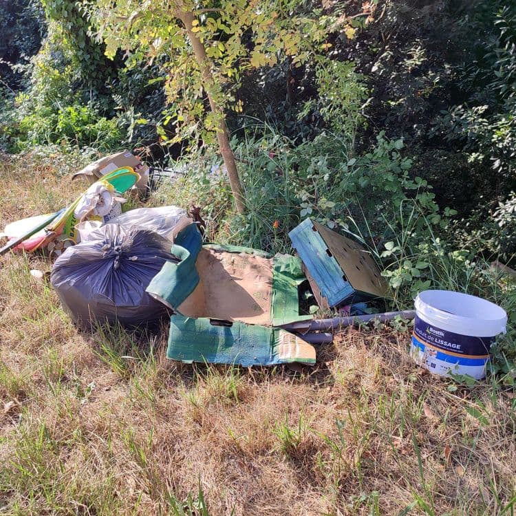 Décharge sauvage: tente enfant, lustre, sacs poubelles, seau,...