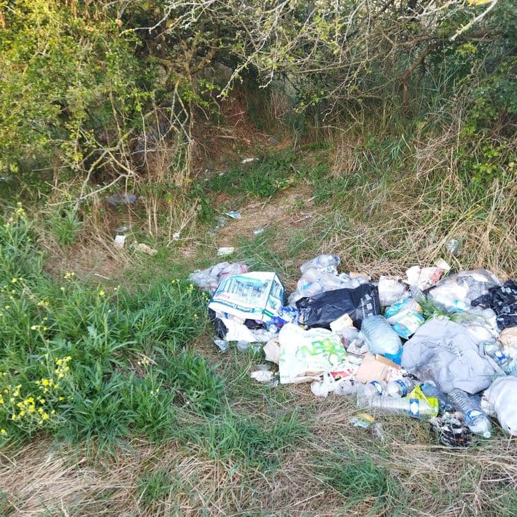 Présence d'une décharge sauvage à proximité de la plage des Hemmes de Marck, avec des sacs plastiques et des bouteilles. D'autres déchets sont présents tout au long du chemin (notamment un vêtement).