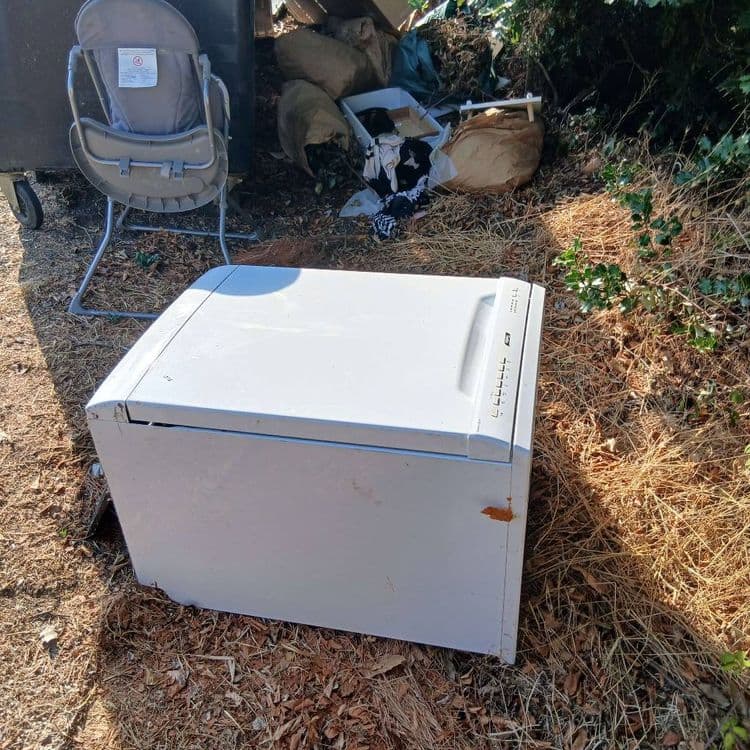 Voici la liste des déchets abandonnés, avec une estimation de leur quantité et de leur poids :

*   **Gros électroménager (GEM) :**
    *   Un lave-linge à chargement par le haut, estimé à 50-70 kg.
*   **Petit électroménager (PEM) :**
    *   Un appareil de cuisson de type four ou micro-ondes, estimé à 10-15 kg.
*   **Mobilier et bois :**
    *   Un ensemble de pièces de meuble en aggloméré noir (type étagère ou caisson), estimé à 20-30 kg.
    *   Plusieurs panneaux de bois peints (blanc et rouge), estimés à 10-15 kg.
    *   Une structure en lattes de bois, estimée à 5-10 kg.
    *   Une chaise haute ou transat pour bébé, estimée à 3-5 kg.
*   **Cartons :**
    *   Un grand carton d'emballage de téléviseur (75 pouces), estimé à 5-10 kg.
    *   Quelques petits cartons divers, estimés à 2-5 kg.
*   **Pneumatique :**
    *   Un pneu de voiture, estimé à 8-12 kg.
*   **Sacs de déchets :**
    *   Deux à trois sacs poubelles noirs, contenant des déchets divers, estimés à 5-10 kg par sac (total 10-30 kg).
    *   Trois à quatre grands sacs en papier ou kraft, contenant des déchets divers ou végétaux, estimés à 5-10 kg par sac (total 15-40 kg).
    *   Un à deux sacs plastiques verts, contenant des déchets divers, estimés à 5-10 kg par sac (total 5-20 kg).
*   **Textiles :**
    *   Un tas de vêtements ou textiles divers, estimé à 2-5 kg.
*   **Plastiques divers :**
    *   Un bac ou récipient en plastique vert, estimé à 2-5 kg.