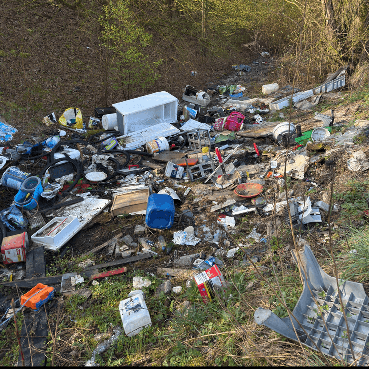 Je constate une pollution aggravante.. il y a de tout plastiques, déchets, encombrant. Honteux 