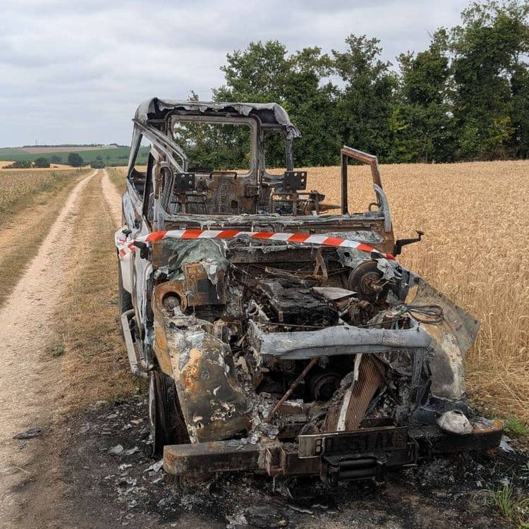 Véhicule de type 4. 4 immatriculé bd 3. 5. 1 ax,  Land rover, entièrement brûlé, 