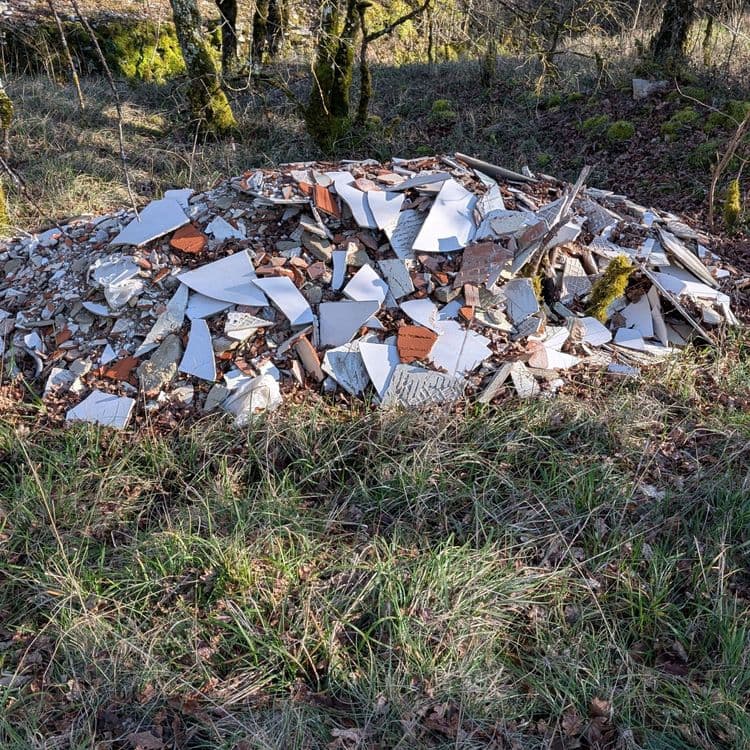 Je constate un dépôt de gravats, quantité environ un petit camion benne 