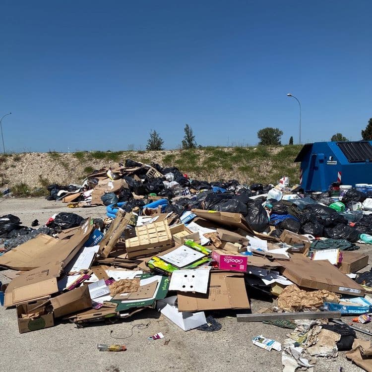 De nombreux sacs poubelles de déchets ménagers. 