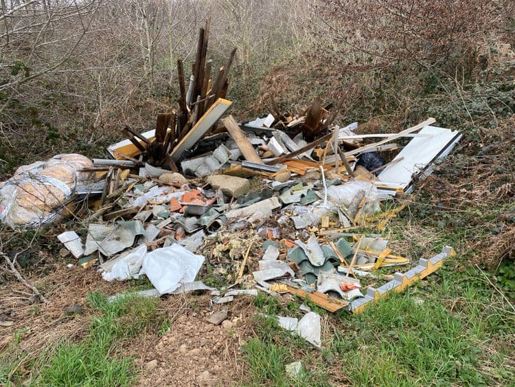 Voici une liste des déchets visibles sur la photographie, avec une estimation du poids et de la quantité :

**Déchets bois :**  Il s’agit principalement de morceaux de bois de différentes tailles, probablement issus de la démolition d’une structure en bois.  Estimation : 150 kg, quantité : environ 1,5 m³.

**Déchets de toiture :** On observe des morceaux de tuiles, de plaques ondulées et de matériaux isolants.  Estimation : 100 kg, quantité : environ 1 m³.

**Déchets de plastique :**  Différents plastiques, dont des films et des morceaux de bardage. Estimation : 20 kg, quantité : quantité indéterminée, mais plusieurs sacs.

**Déchets de métal :**  Petits éléments métalliques mélangés aux autres déchets. Estimation : 10 kg, quantité : indéterminée, dispersé.

**Déchets divers :**  Il y a aussi des pierres, de la terre et des débris non identifiables. Estimation : 30 kg, quantité : indéterminée.

**Emballage isolant :** Rouleau d’isolant enveloppé dans du plastique. Estimation : 20 kg, quantité: 1 rouleau.


**Total estimé :**  Environ 330 kg.  Ces estimations sont approximatives et basées sur l’observation visuelle.  Une évaluation précise nécessiterait une inspection sur site.
